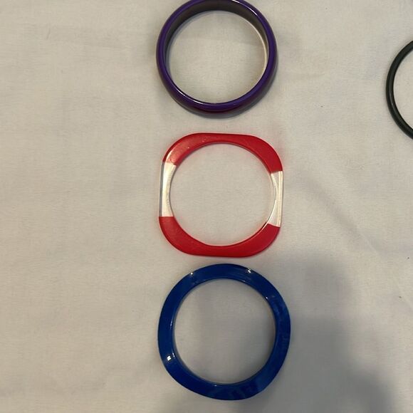 Vintage set of 18 plastic bracelets multiple colors perfect to stack EVC - Picture 4 of 5